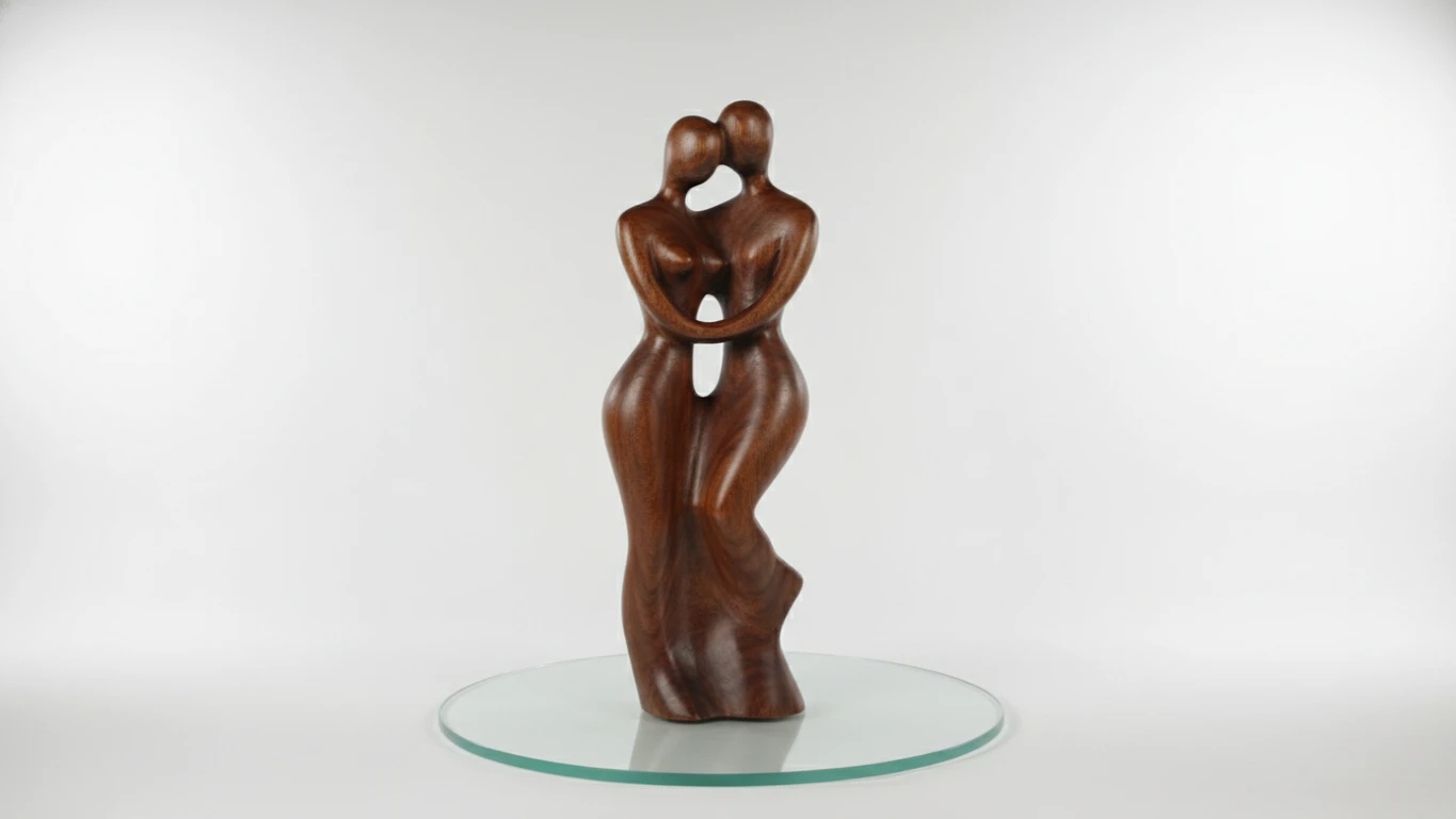 Escultura de Casal Entalhada à Mão