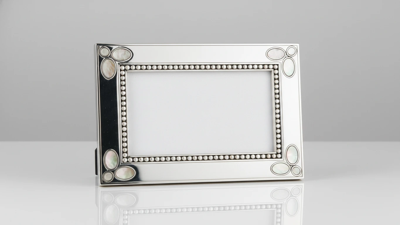 Porta-Retrato em Prata com Detalhes Perolados