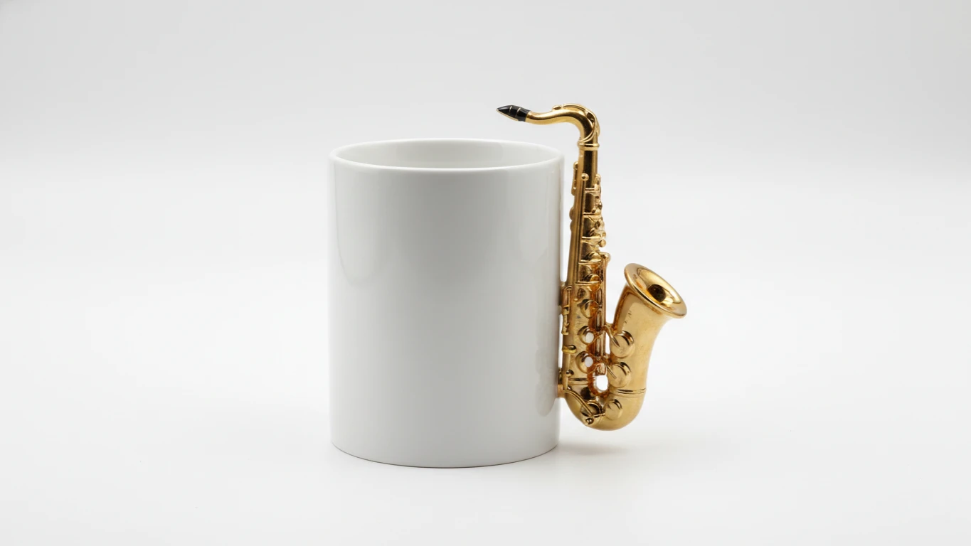 Caneca de Porcelana com Alça de Saxofone